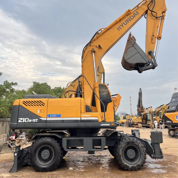 Ekskovator katta kichik