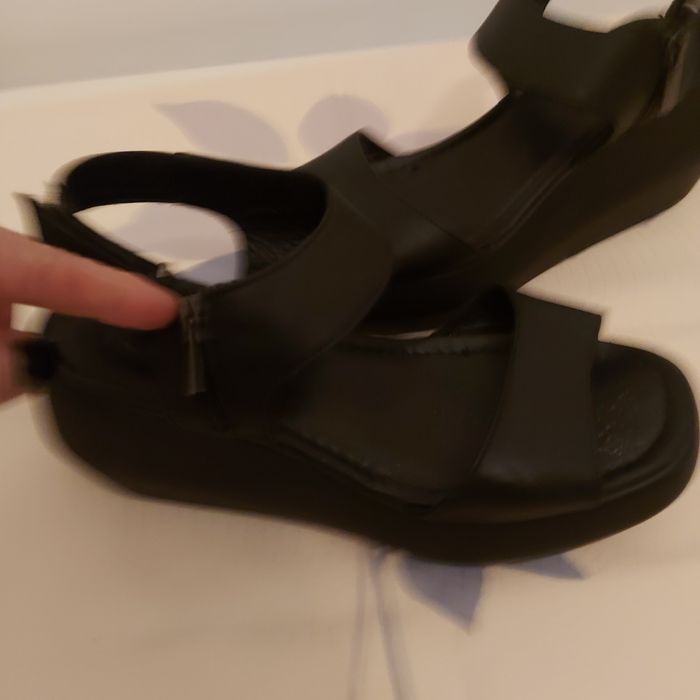 Vind sandale din piele , mărimea 37.