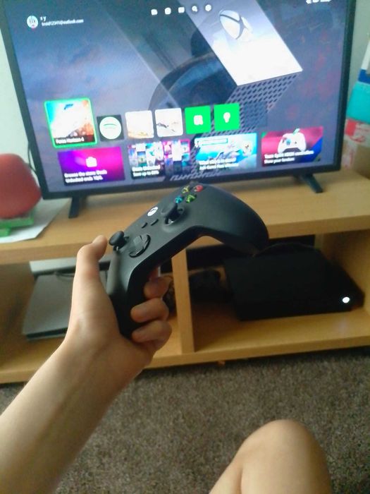 Vând consolă Xbox one X 1TB 4K