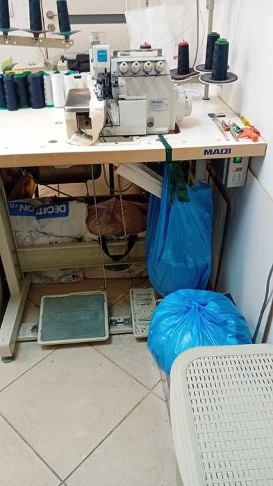 Mașină de cusut și surfilat cu două ace, patru fire, motor direct