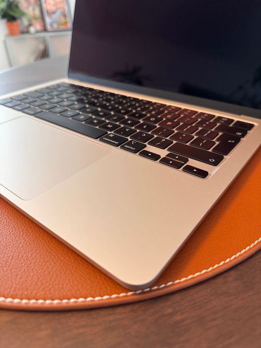 Macbook Air M2 - 13" - 256GB - 8GB RAM - Starlight - Stare foarte bună