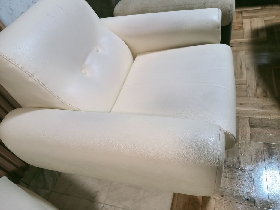 Два идентични фотьойла