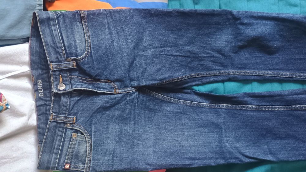 Продавам дамски дънки Element