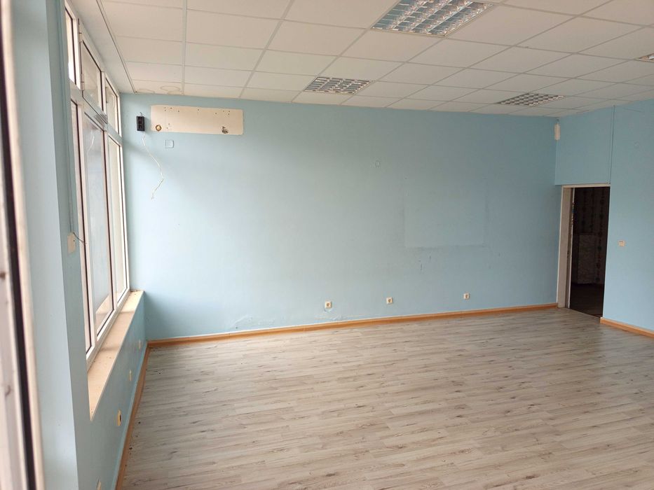 Продавам партерни търговски помещения