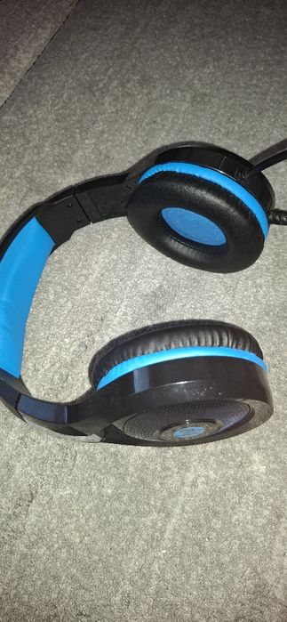 Pachet o pereche de casti si o tastatura