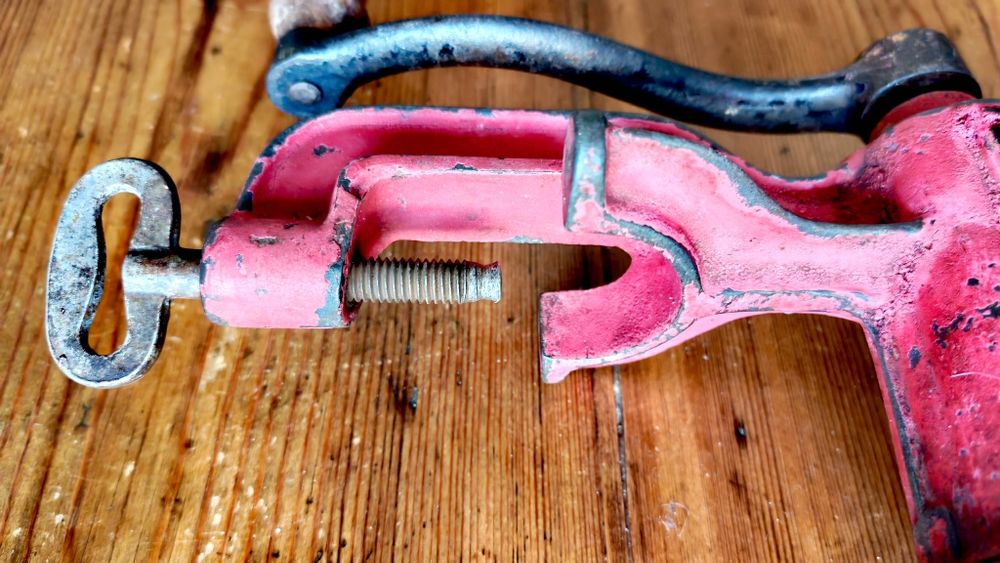 Антична ръчна  месомелачка модел номер 5 от 1910 - 1930 гд. 
Напълно о