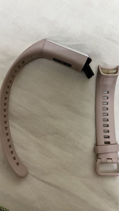 Продаю смарт-часы от Huawei, срочно.