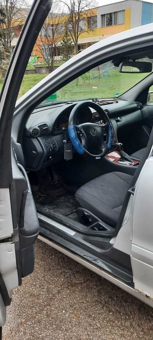 Продавам мерседес с 220cdi 143ps 2000g
