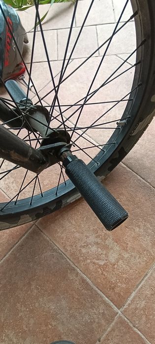 Bicicleta BMX, rosu cu albastru inchis