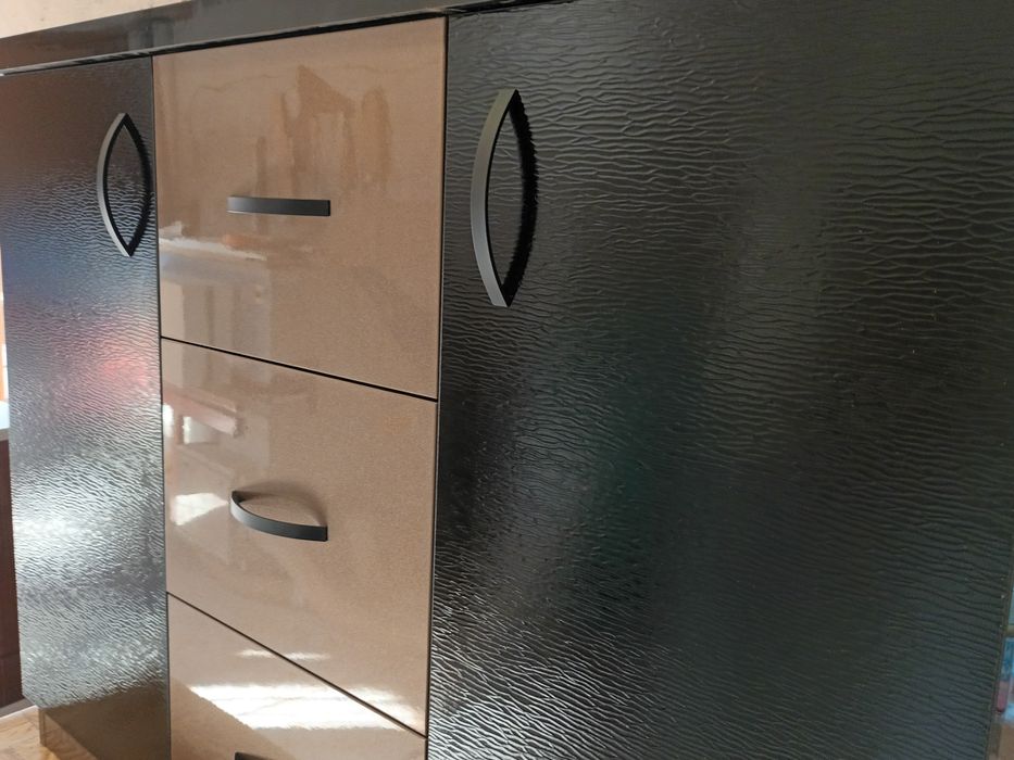 Продавам скрин МДФ гланц