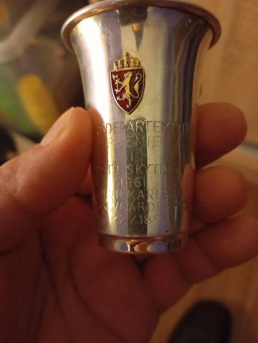 Vând un pocal vechi Anglia anii 1950 din Argint cu stanță și testat