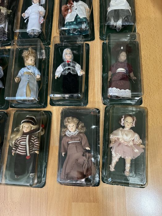 Колекция от 21бр. порцеланови кукли