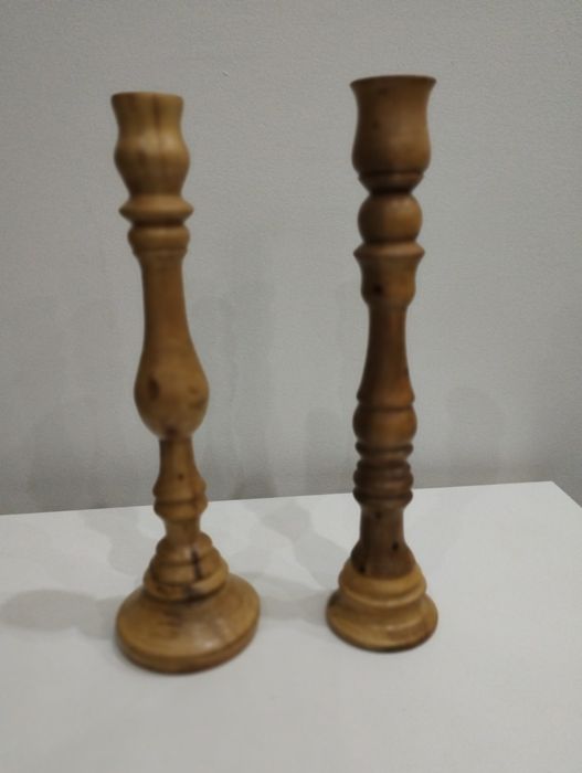 Много елегантни и красиви свещници. Светло дърво. 
Различни един от