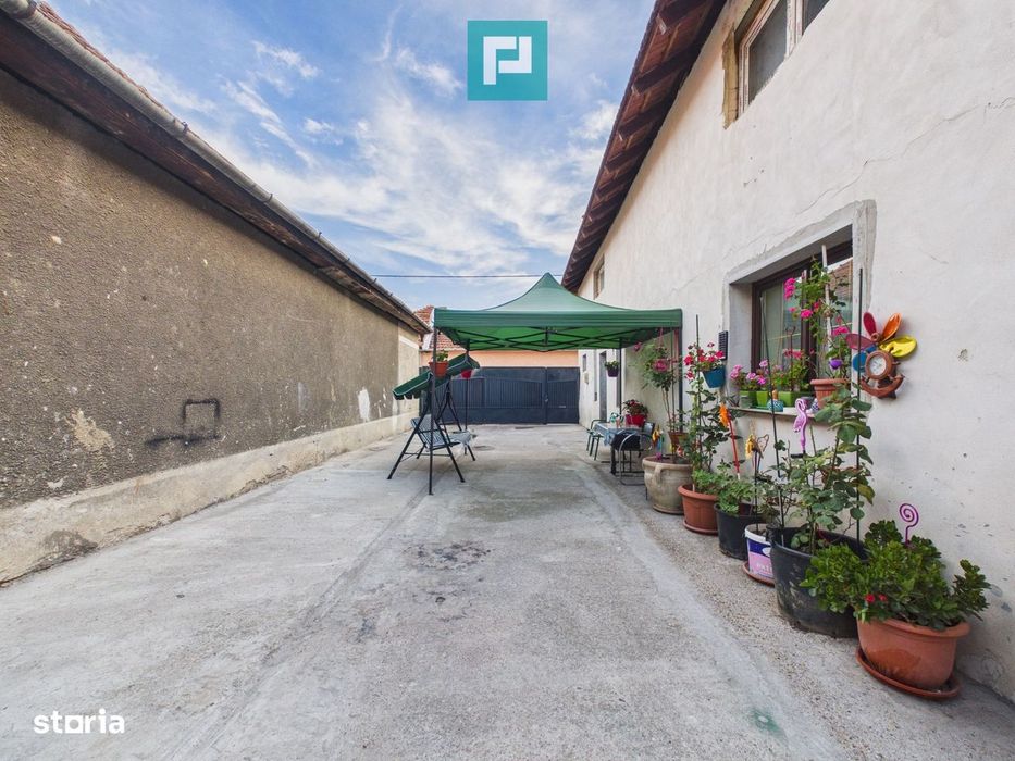 Casă P+E cu două apartamente, zona Drăgășani