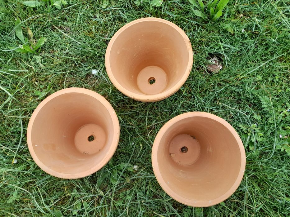 Нови глинени саксии