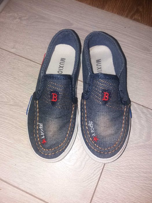 детская обувь для мальчика и девочки