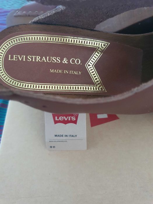 Reducere de pret -Sandale Levi's maro numarul 41