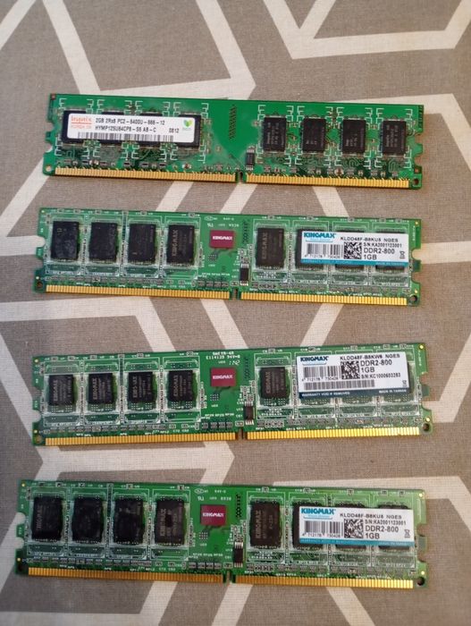 Vând 4 plăcute RAM în total 5gb DDR2
