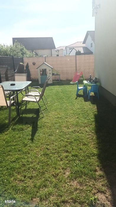 Apartament cu 3 camere 2 bai curte individuala 74 mp în Șelimbăr
