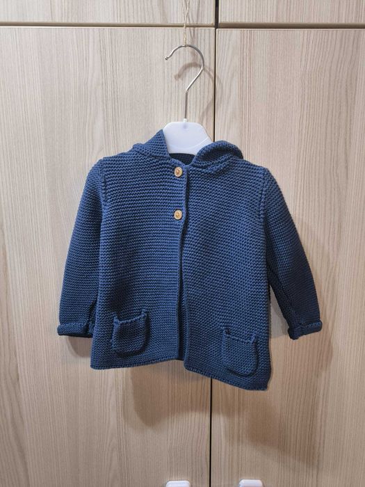 Cardigan cu 2 nasturi si gluga, crosetat – mărimea 9-12 luni, nouă