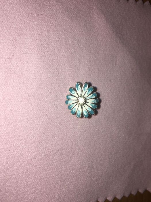 Talisman cu margaretă albastră, Pandora