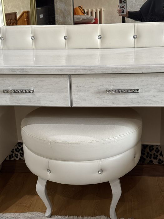 Продам комод с зеркалом