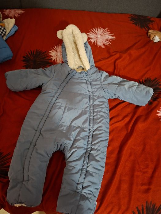 Vand lot de haine marimea 68-74, baieti,combinezon bebe imblanit, geaca groasa si geaca subtire, camasa  si pantaloni primavara, bluza maneca lunga