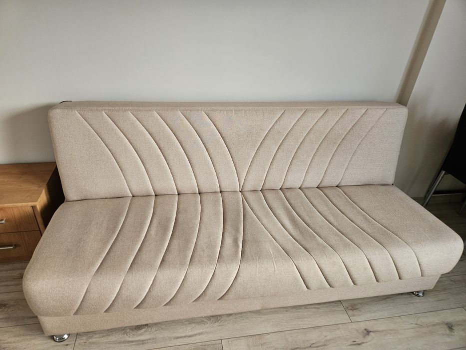 Бежов разтегателен диван