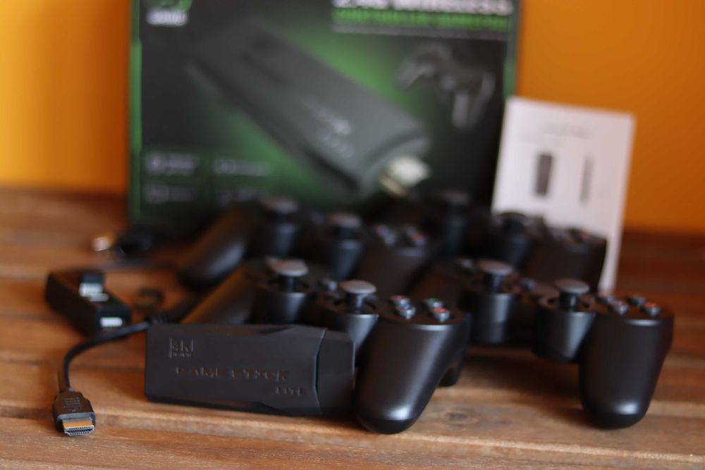 Ретро конзола Game Stick Lite 4K – с 4 безжични контролера и 500+ игри