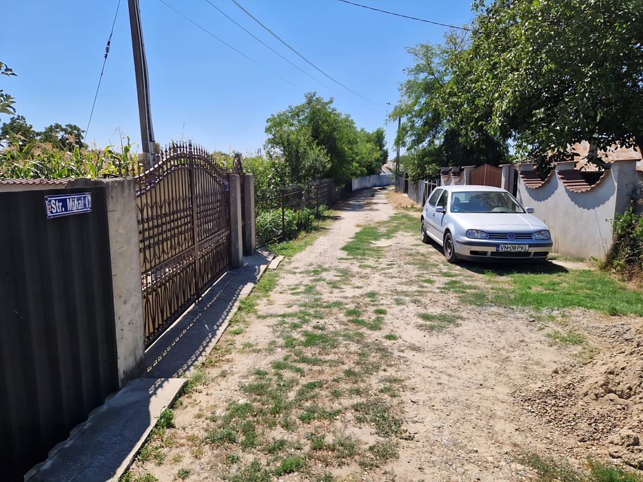 Vând teren intravilan in sat Botarlau, com. Vulturu, 1700 m2