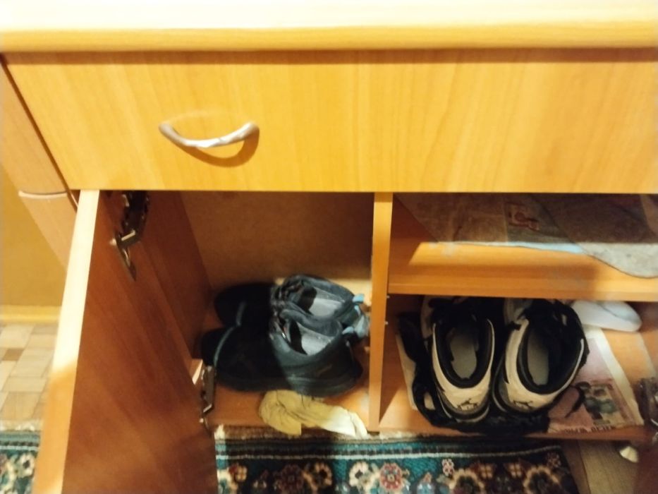 Продам тумбочку в тамбур