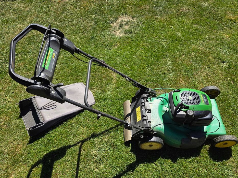 Motocositoare gazon cu tractiune John Deere