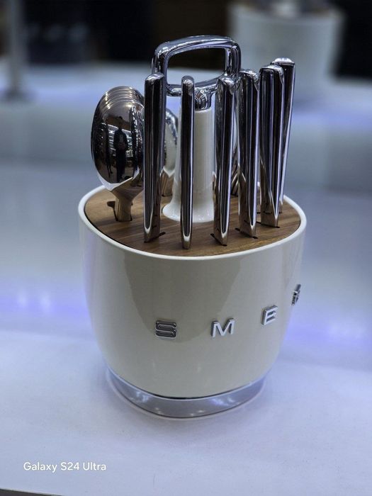 столовых приборов Smeg Style в держателе