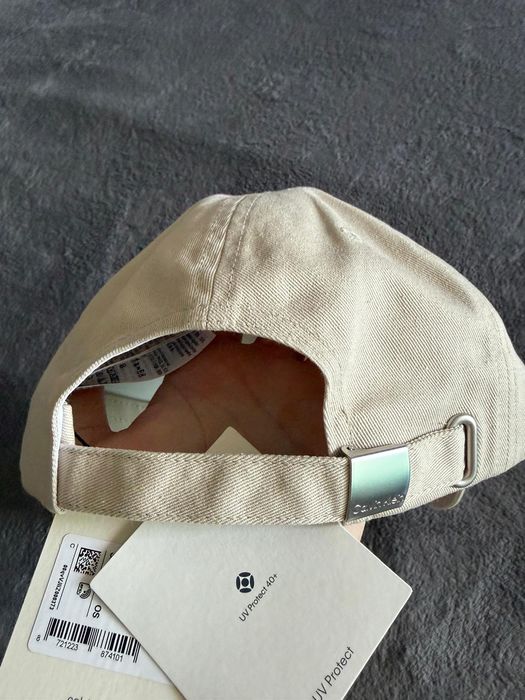 Calvin Klein șapcă unisex bej cu logo mic metalic mărime OS noua originala
