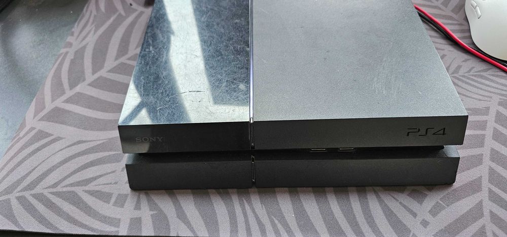 4 console Playstation 4 modate cu 1 maneta