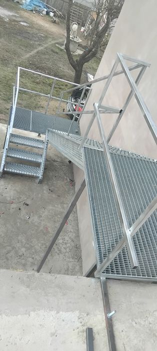 Scări metalice zincate 10 trp 80x27
