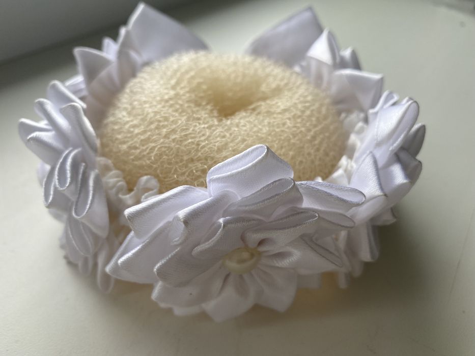 Резинки для волос, на шишку.