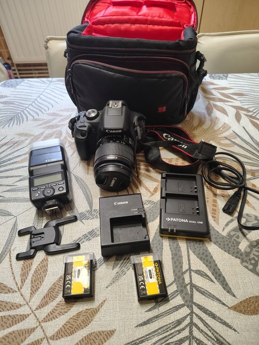 Aparat foto Canon Eos 2000D cu blitz