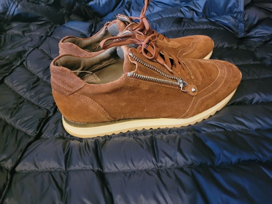 Sneakersi piele intoarsa