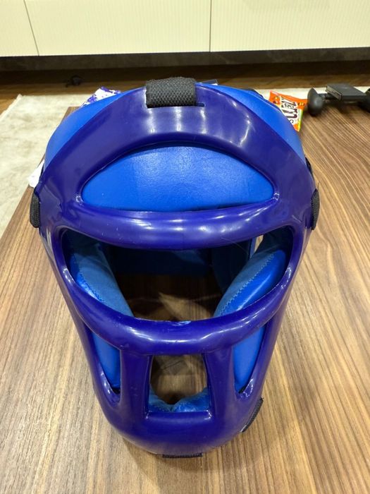 Защитный шлем для карате Everlast