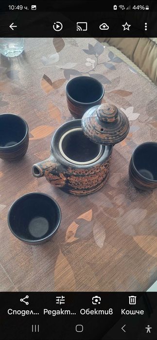 Продавам  комплект  керамичен чайник  с цедка и 4 чаши