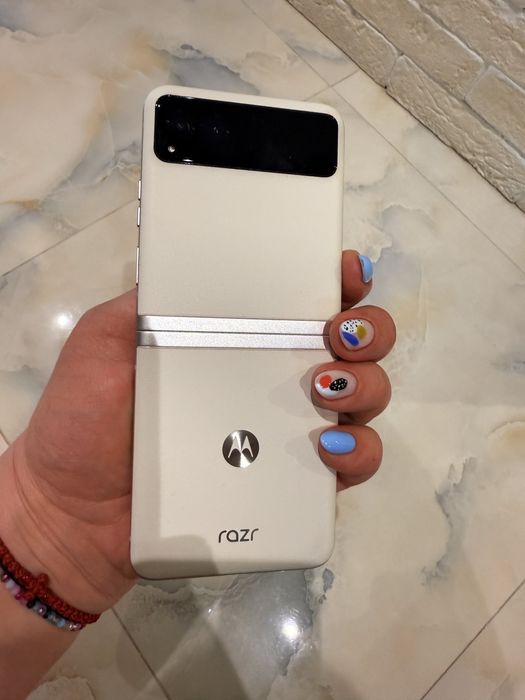Продавям  Motorola Razr 40