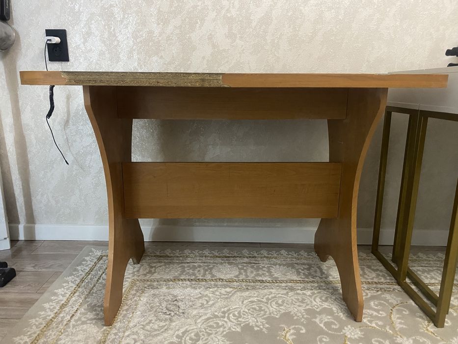 Стол кухонный с тремя стульями