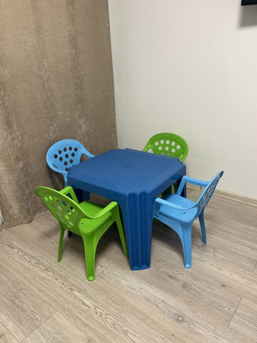 Masa cu 4 scaunele pt copii
