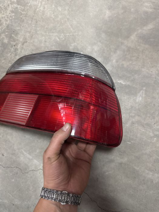 Задний правый фонарь Е39