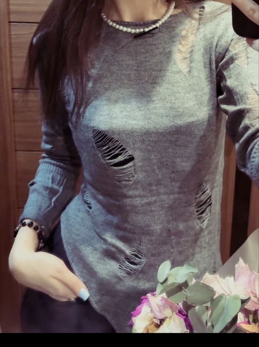 Свитер вязаный рваный