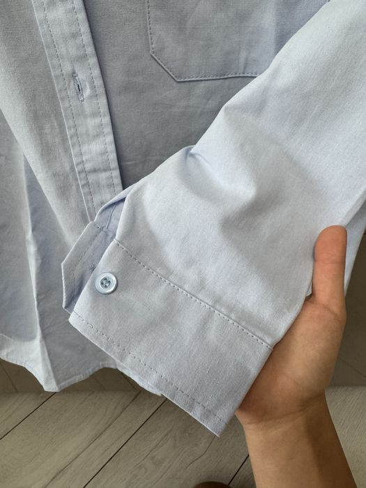 Рубашка голубая.