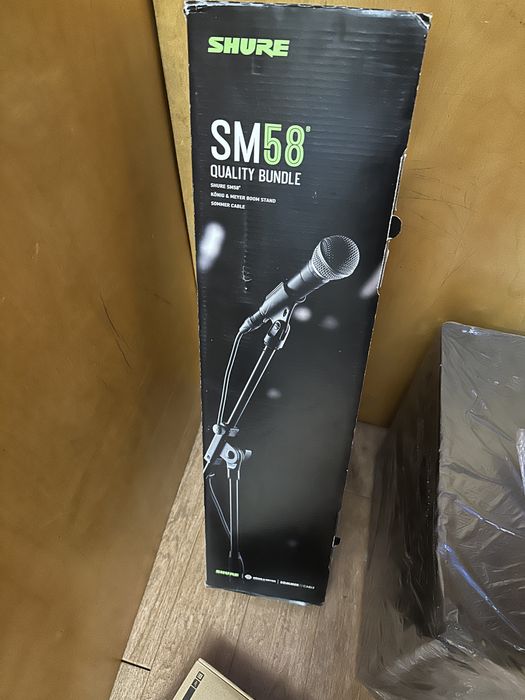 Shure SM58 Quality Bundle — микрофон SM58, XLR-кабель и стойка.
