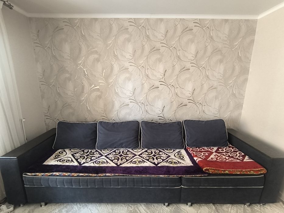 Продается диван б.у цвет синий