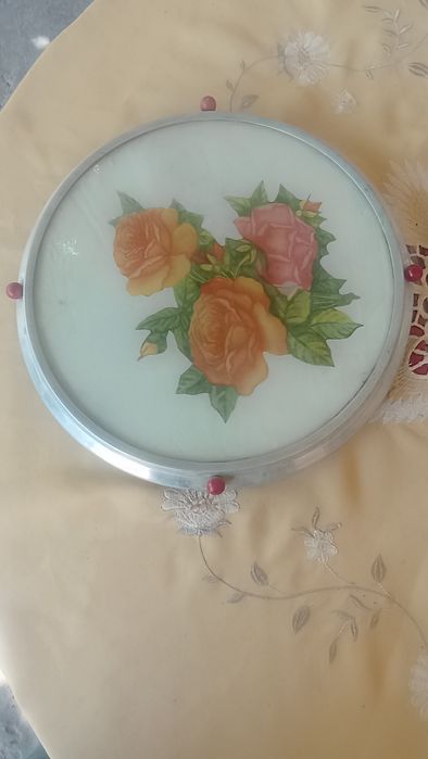Подносы пластмассовые и железные